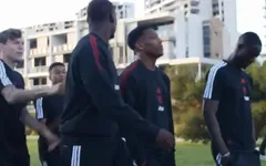 Pogba và Lingard tranh cãi nảy lửa khi đi du đấu