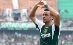 Vừa hát quốc ca vừa khóc, hậu vệ Brazil được nhập tịch Indonesia