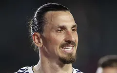 Lĩnh trọn cú thúc cùi chỏ của Ibrahimovic, cầu thủ nhập viện vì nứt xương sọ
