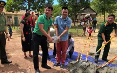 Nghệ sĩ Xuân Bắc và Tự Long tham gia lễ khởi công xây dựng điểm trường Pa Choong