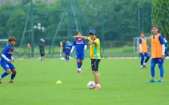 Đội tuyển U16 nữ Việt Nam miệt mài trên sân tập trong giai đoạn rèn kỹ chiến thuật