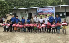 Trung tâm Kỹ thuật Truyền dẫn phát sóng - Đài THVN tặng quà đầu năm học cho học sinh vùng cao