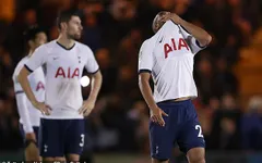 Fan chế giễu, châm biếm thậm tệ Tottenham khi bị đội hạng 4 loại