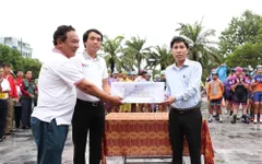 Đoàn đua xe đạp quốc tế VTV Cúp Tôn Hoa Sen 2019 quyên góp ủng hộ nhân dân Hà Tĩnh