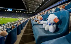 15.000 gấu bông xuất hiện trên khán đài CLB Heerenveen