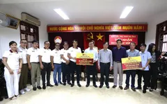 Ban tổ chức giải xe đạp VTV Cúp Tôn Hoa Sen 2020 trao ủng hộ 3 tỉnh miền Trung