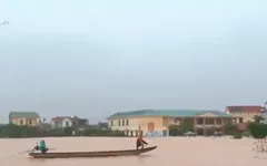 Mong ước sớm trở lại trường của học sinh vùng lũ