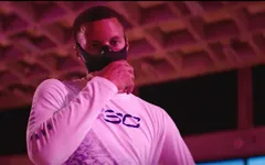 Stephen Curry lên tiếng ca ngợi tầm quan trọng của khẩu trang