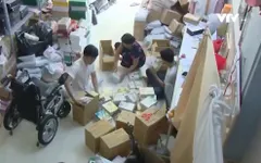Chàng trai khuyết tật tặng hàng nghìn quyển vở cho các em nhỏ miền Trung