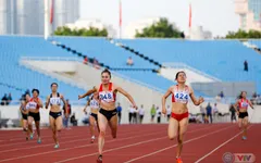 Quách Thị Lan bứt tốc đến vấp ngã ngay khi cán đích