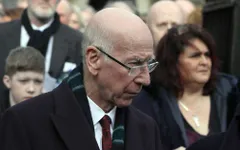 Sir Bobby Charlton mắc chứng mất trí nhớ