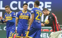 AC Milan 2-2 Parma: Chia điểm kịch tính