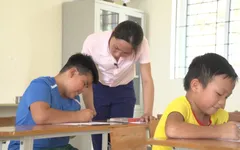 Hành trình cõng "con chữ" lên đảo Trần