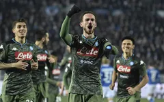Napoli ngược dòng thành công trước Brescia