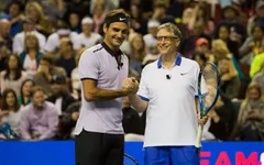 Bill Gates xỏ giày đánh tennis cùng Roger Federer