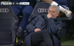 Biểu cảm hài hước của HLV Mourinho khi Tottenham chịu phạt đền