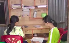 Nghị lực tới trường từ công việc cắt cỏ thuê của hai chị em sinh đôi