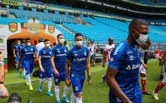 Cầu thủ Brazil đeo khẩu trang ra sân để yêu cầu hoãn giải đấu