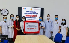 Trao tặng khẩu trang và máy ozone phòng chống dịch COVID-19