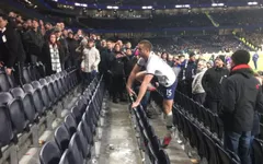 Eric Dier xô xát với CĐV trên khán đài