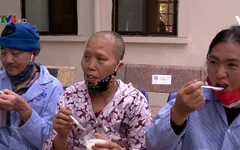 Ấm lòng bệnh nhân nghèo từ nồi cháo thiện nguyện
