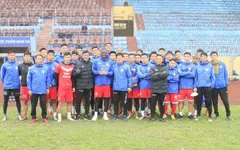 Cầu thủ và BHL DNH Nam Định chung tay chia sẻ khó khăn với đội bóng