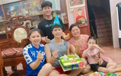 Đình Trọng đón sinh nhật sớm cùng gia đình