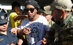 Ronaldinho nói gì sau hơn 1 tháng phải ngồi tù