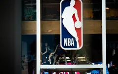 Tất cả các cầu thủ NBA sẽ giảm 25% lương từ 15/5