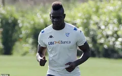 Balotelli tiếp tục thể hiện hành động thiếu chuyên nghiệp với Brescia