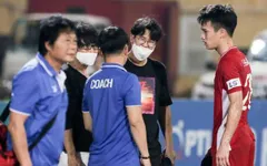 Hoàng Đức chấn thương, bác sĩ Choi xuống sân kiểm tra trực tiếp