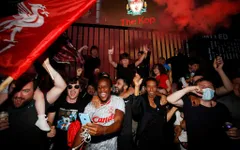 ẢNH: CĐV Liverpool tập trung ăn mừng chức vô địch Ngoại hạng Anh sau 30 năm chờ đợi
