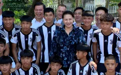 Chủ tịch Quốc hội Nguyễn Thị Kim Ngân đến thăm học viện bóng đá trẻ Juventus Việt Nam