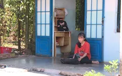 Ngôi nhà "lặng im" của 3 mẹ con mắc chung căn bệnh