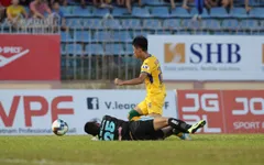 Vòng 8 V.League 2020: Trọng tài tiếp tục gây tranh cãi