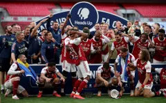 Khoảnh khắc Aubameyang lóng ngóng đánh rơi chiếc cúp vô địch