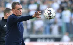 "Giáo sư" Ralf Rangnick và bài thuyết trình điên rồ thay đổi tư duy bóng đá thế giới