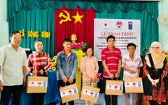 Trao dụng cụ bảo vệ cá nhân, bồn trữ nước cho hộ nghèo phòng chống COVID-19
