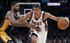 Giannis Antetokounmpo tiếp tục phá kỷ lục