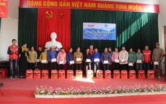 Tặng quà Tết cho 100 phụ nữ có hoàn cảnh khó khăn tại Lạng Sơn