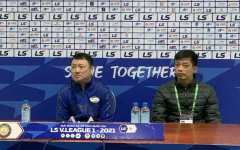 HLV Trương Việt Hoàng: "Mặt sân Thanh Hóa không đảm bảo, cả hai đội toàn chuyền dài"