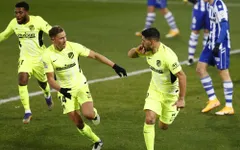 Deportivo Alaves 1-2 Atletico Madrid: Luis Suarez lập công phút cuối, Atletico vững ngôi đầu