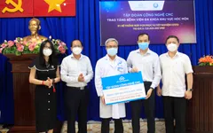 Trao tặng hệ thống xét nghiệm COVID-19 cho Bệnh viện Đa khoa Hóc Môn
