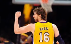 Los Angeles Lakers tôn vinh Pau Gasol