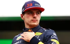 Max Verstappen bị phạt vì … sờ vào xe đối thủ