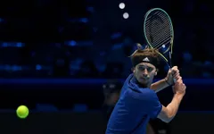 Thắng áp đảo Hurkacz, Alexander Zverev vào bán kết ATP Finals