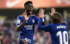 Real Madrid vươn lên dẫn đầu La Liga