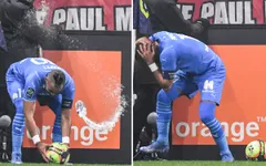 Án phạt thích đáng cho CĐV ném chai nước vào Payet