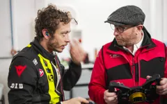Valentino Rossi tiếp tục sự nghiệp thể thao tốc độ