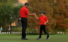 Cha con nhà Tiger Woods về nhì tại giải golf PNC Champions